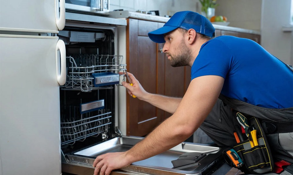 یک تکنسین در حال عیب یابی ماشین ظرفشویی